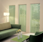 Рулонные шторы.Рулонные тканевые шторы – это одна из самых новых разработок в оформлении дизайна интерьера. Важная роль штор в этой области объясняется тем, что в таких изделиях удобство сочетается с эстетичным внешним видом. Они полностью закрывают свето